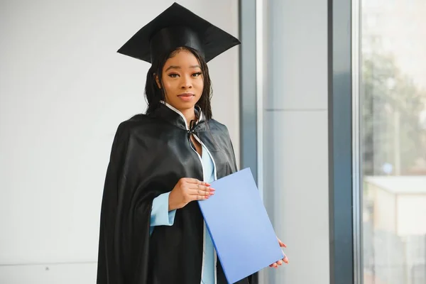 Porträtt Vackra Afroamerikanska Examen — Stockfoto