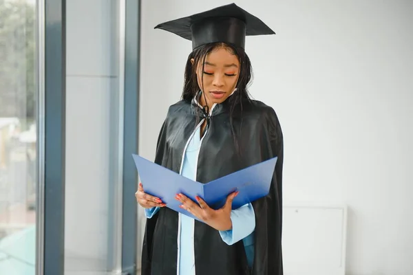 Porträtt Vackra Afroamerikanska Examen — Stockfoto