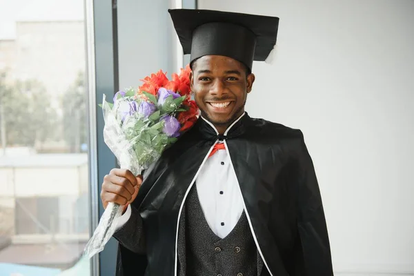 Fröhlicher Afrikanischer Männlicher Absolvent Mit Seinem Diplom — Stockfoto