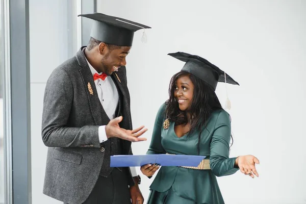 Porträtt Glada Studenter Som Innehar Diplom Examensdagen — Stockfoto