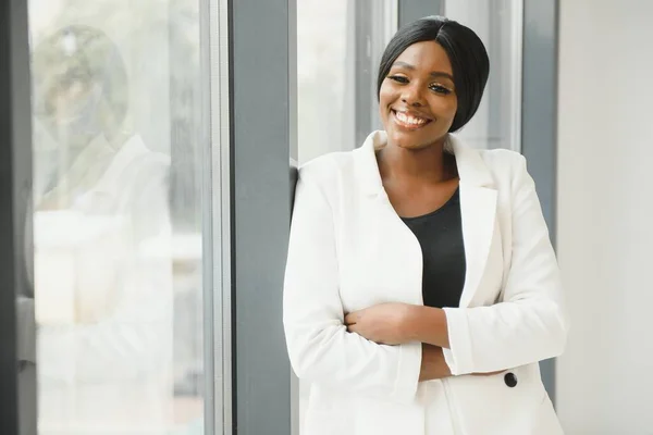 Porträt Einer Schönen Afrikanisch Amerikanischen Geschäftsfrau Büro — Stockfoto