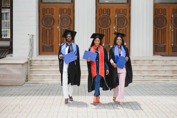 Diploma Taşıyan Çok Irklı Mezunların Portresi — Stok fotoğraf