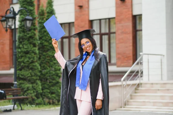 Ganska Afrikansk Amerikansk Kvinna Examen Utanför College Byggnad — Stockfoto