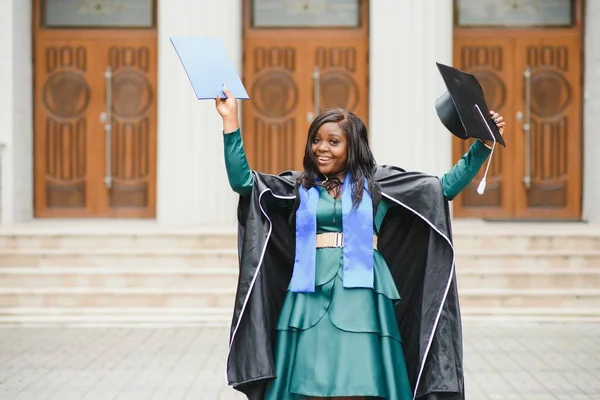 Mezuniyet Elbisesi Şapkası Içinde Diploması Olan Mutlu Hintli Üniversite Öğrencisi — Stok fotoğraf