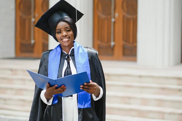 Muito Africano Americano Fêmea Graduado Fora Faculdade Edifício — Fotografia de Stock
