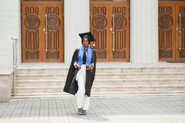 Güzel Afro-Amerikan mezuniyet portresi