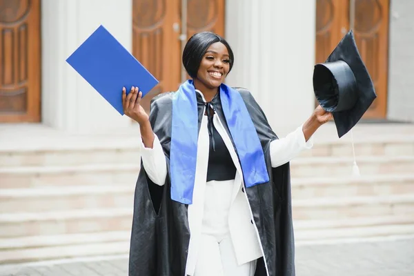 Laureato Afroamericano Possesso Diploma — Foto Stock