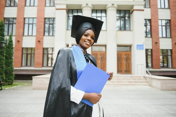 アフリカ系アメリカ人の卒業証書 — ストック写真