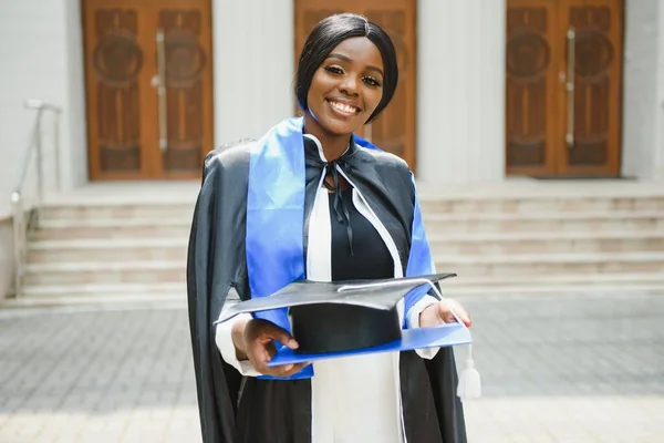 Ganska Afrikansk Amerikansk Kvinna Examen Utanför College Byggnad — Stockfoto