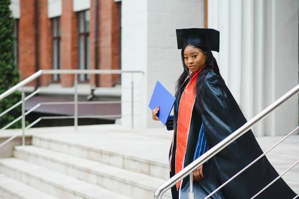 Graziosa Afro Americano Donna Laureato Fuori College Edificio — Foto Stock