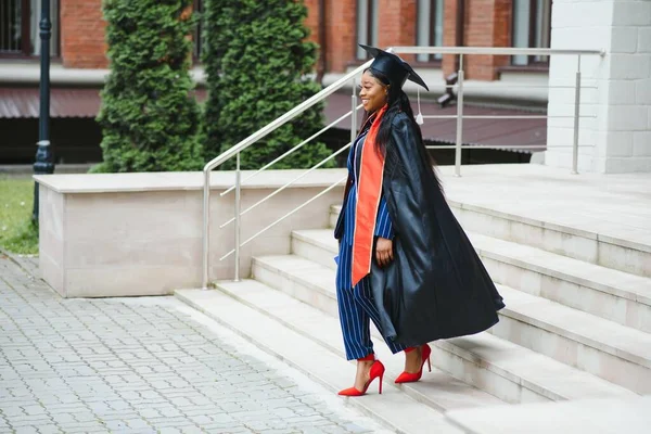 Ganska Afrikansk Amerikansk Kvinna Examen Utanför College Byggnad — Stockfoto