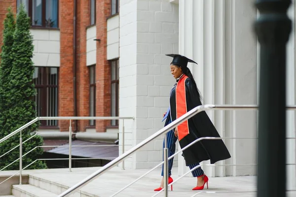 Ganska Afrikansk Amerikansk Kvinna Examen Utanför College Byggnad — Stockfoto