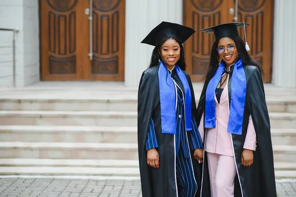 Mladí Absolventi Stojící Před Budovou Univerzity Den Promoce — Stock fotografie