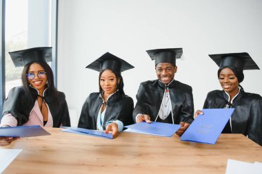 çok kültürlü üniversite mezunları grubu.