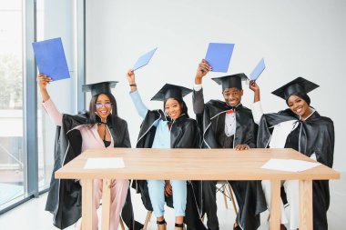 Diploma taşıyan çok ırklı mezunların portresi