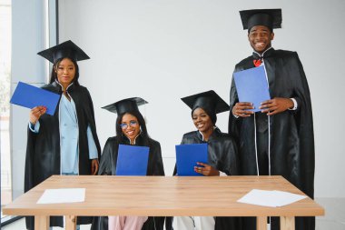 Diploma taşıyan çok ırklı mezunların portresi