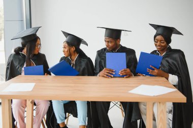 Diploma taşıyan çok ırklı mezunların portresi