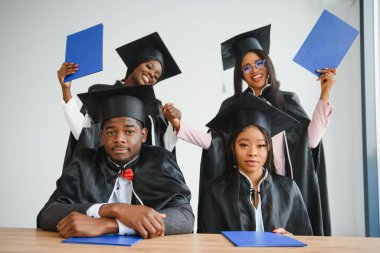 çok kültürlü üniversite mezunları grubu.