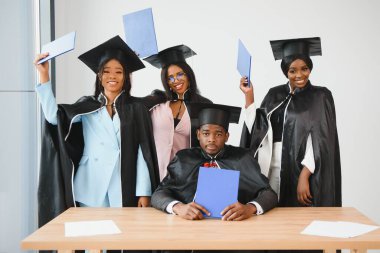 Diploma taşıyan çok ırklı mezunların portresi