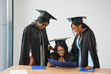 çok kültürlü üniversite mezunları grubu.