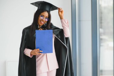 Diplomalı genç Afro-Amerikan öğrenci..