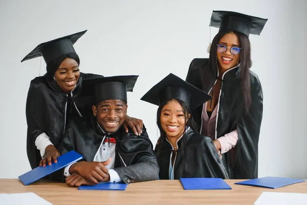 Onderwijs Afstuderen Mensen Concept Groep Gelukkige Internationale Afgestudeerde Studenten Mortierbesturen — Stockfoto