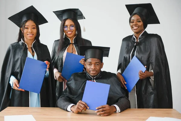 Portrét Mnohonárodních Absolventů Diplomem — Stock fotografie