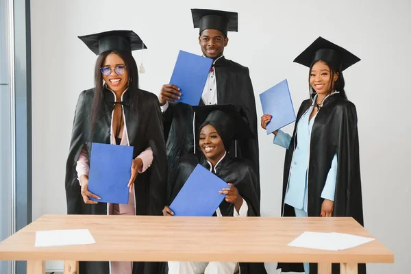 卒業証書を持つ多人種間の卒業生の肖像 — ストック写真