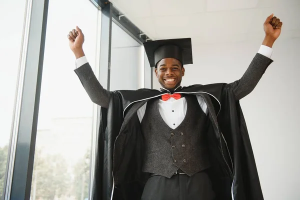 Χαρούμενη Αφροαμερικανή Απόφοιτη Νομικής Την Ημέρα Της Αποφοίτησης — Φωτογραφία Αρχείου