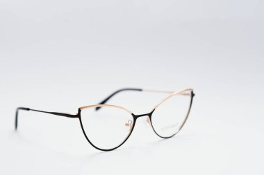 Beyaz bir arka plan üzerinde izole vintage gözlük