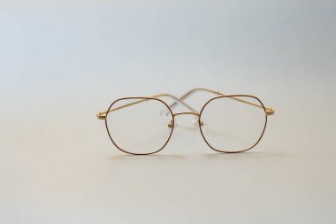 Beyaz bir arka plan üzerinde izole vintage gözlük