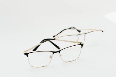 Arka planda şık gözlükler var. Optik mağaza, gözlük seçimi, göz testi, göz doktorunda vizyon muayenesi moda aksesuarları konsepti. Üst manzara, düz uzanma