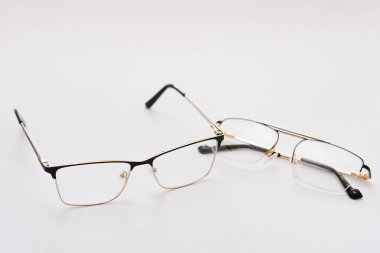 Beyaz arkaplanı olan siyah gözlükler.