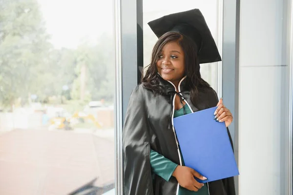 Mezuniyet Elbisesi Şapkası Içinde Diploması Olan Mutlu Hintli Üniversite Öğrencisi — Stok fotoğraf