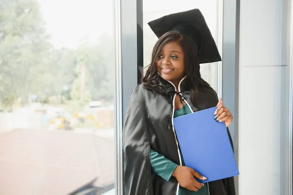 Glad Indisk Universitetsstudent Examensklänning Och Mössa Innehar Diplom Certifikat Porträtt — Stockfoto