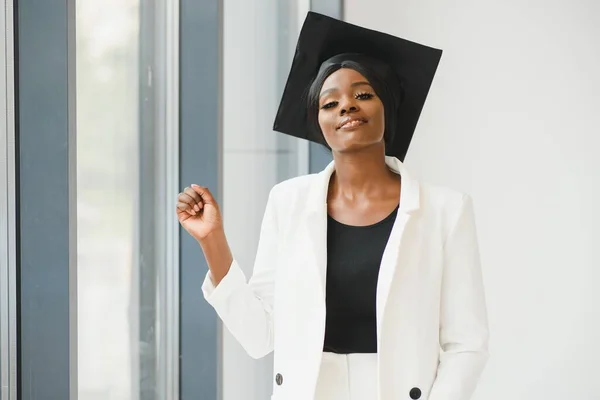 Feliz Hermosa Negra Afroamericana Chica Con Sombrero Graduados —  Fotos de Stock