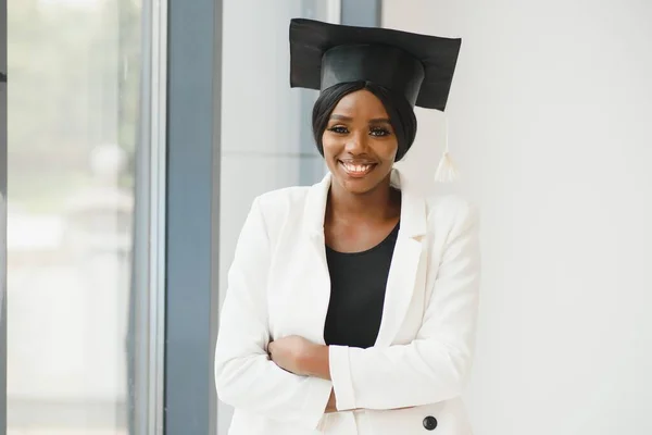 美しい陽気なアフリカの女性の卒業生 — ストック写真