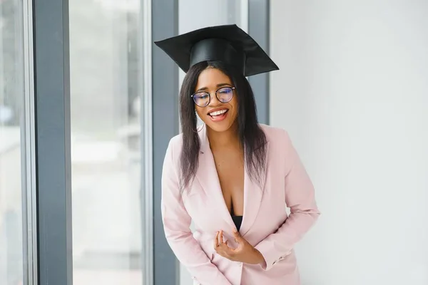 Vackra Unga Afro Amerikanska Examen Akademisk Klänning Innehar Diplom — Stockfoto