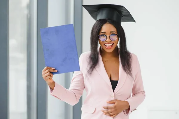 Akademik Kıyafetli Güzel Afro Amerikan Mezununun Elinde Diploması Var — Stok fotoğraf