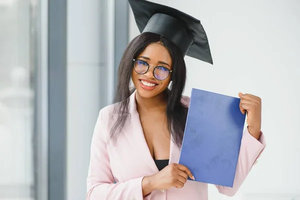 Porträtt Vackra Afroamerikanska Examen — Stockfoto