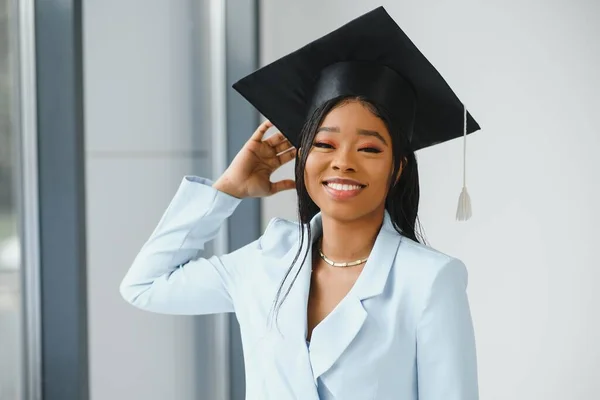 Porträtt Vackra Afroamerikanska Examen — Stockfoto