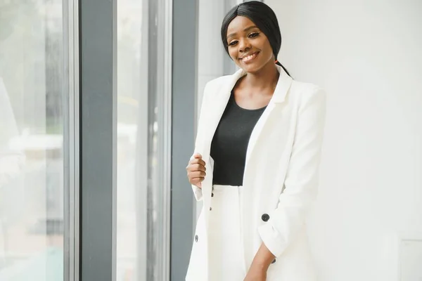 Porträt Einer Schönen Afrikanisch Amerikanischen Geschäftsfrau Büro — Stockfoto