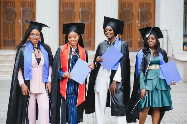 Portrét Mnohonárodních Absolventů Diplomem — Stock fotografie