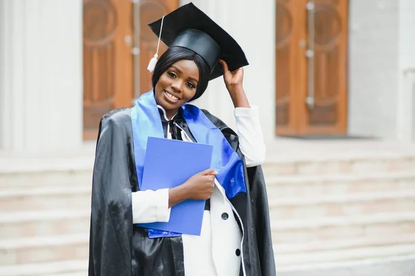 Jolie Africaine Américaine Diplômée Extérieur Bâtiment Université — Photo