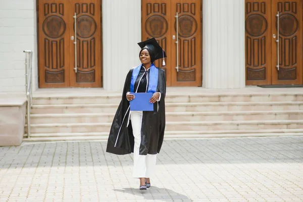Güzel Afro Amerikan Bayan Mezunları Üniversite Binasının Dışında — Stok fotoğraf