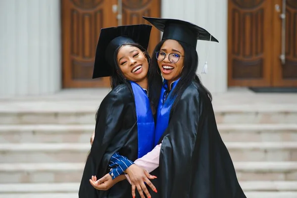 Felice Due Studenti Internazionali Laurea Studente Inizio Certificato Universitario Concetto — Foto Stock