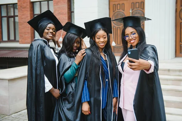 Educação Graduação Tecnologia Conceito Pessoas Grupo Estudantes Internacionais Felizes Placas — Fotografia de Stock