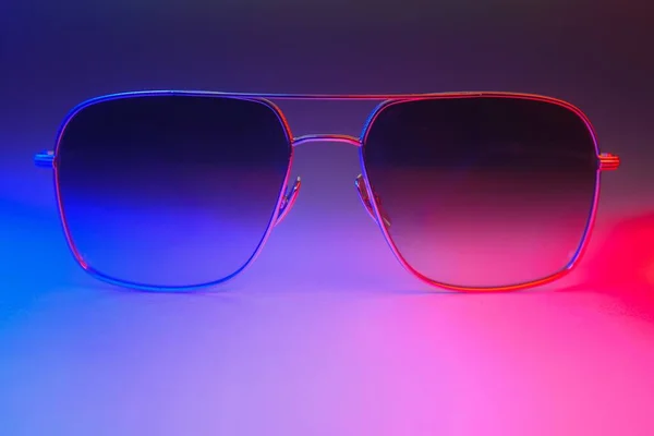 Óculos Sol Elegantes Filmados Usando Iluminação Colorida Abstrata Rosa Azul — Fotografia de Stock