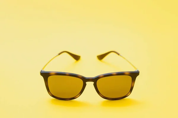 Gafas Marrones Sobre Fondo Amarillo — Foto de Stock