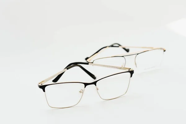 背景にスタイリッシュなメガネ 光学店 眼鏡の選択 目のテスト 光学系での視力検査 ファッションアクセサリーのコンセプト トップビュー フラットレイアウト — ストック写真